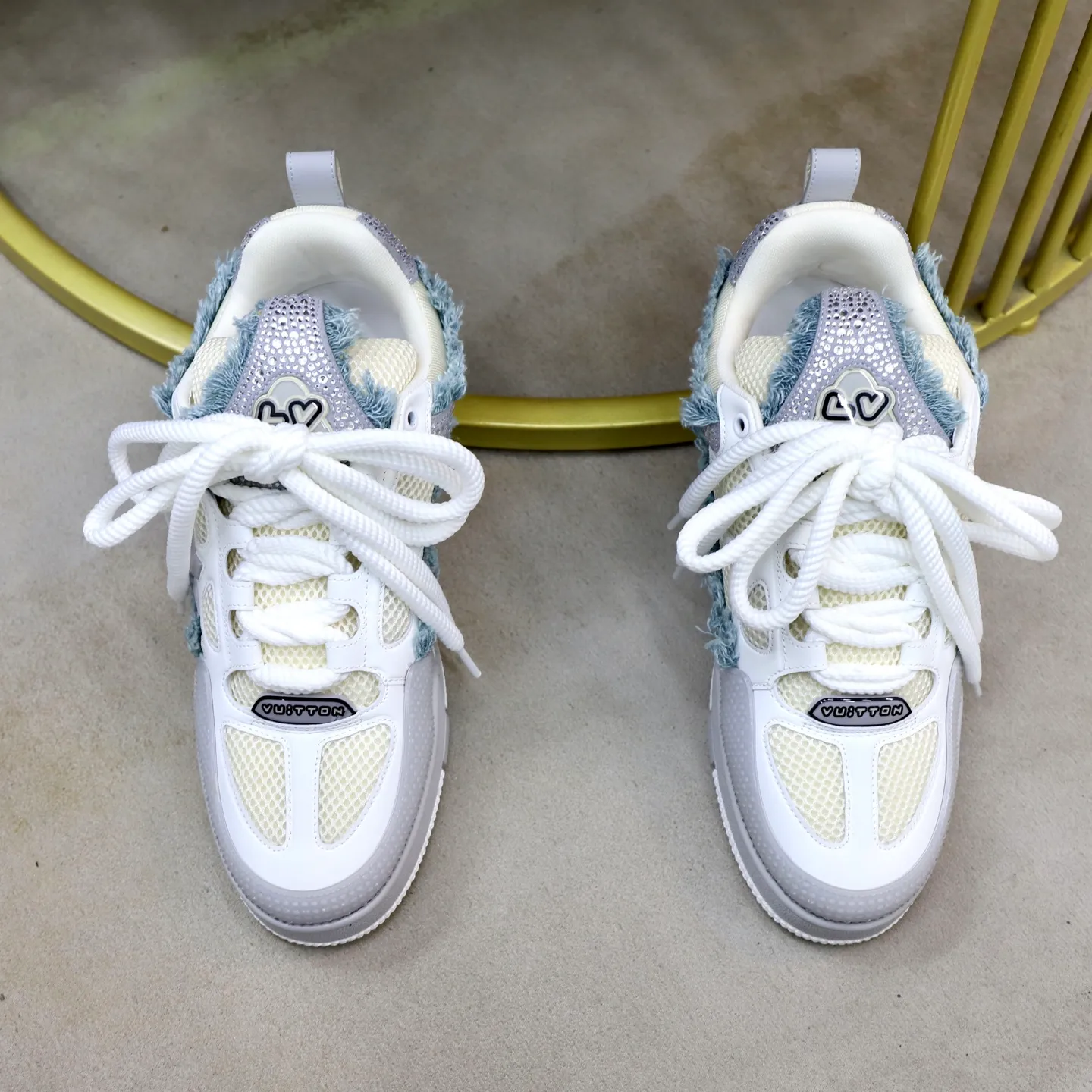 Ex-factory price: 860💰LV Couple👫Louis Vuitton TRAINER sneakers classic Louis Vuitton men's artistic director Virgil Abloh picked inspiration to create this LV Trainer sneaker. Yingze crystal inlays present a colorful effect. VS can be matched with two gorgeous effect colors. The LV letter logo badge on the tongue is gorgeous and noble. The LV letter is decorated on the side. The outsole is decorated with a Monogram flower pattern. It shows the trend of elegance and nobility! Men's and women's models: 35-46